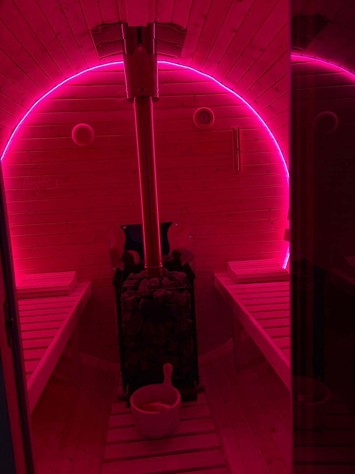 Barrelsauna voorzien van waterdichte LED strips voor binnen en buiten