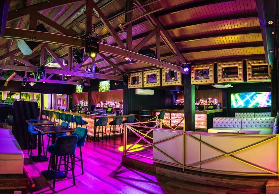 Aruba compleet licht en geluid project Bar Gusto 