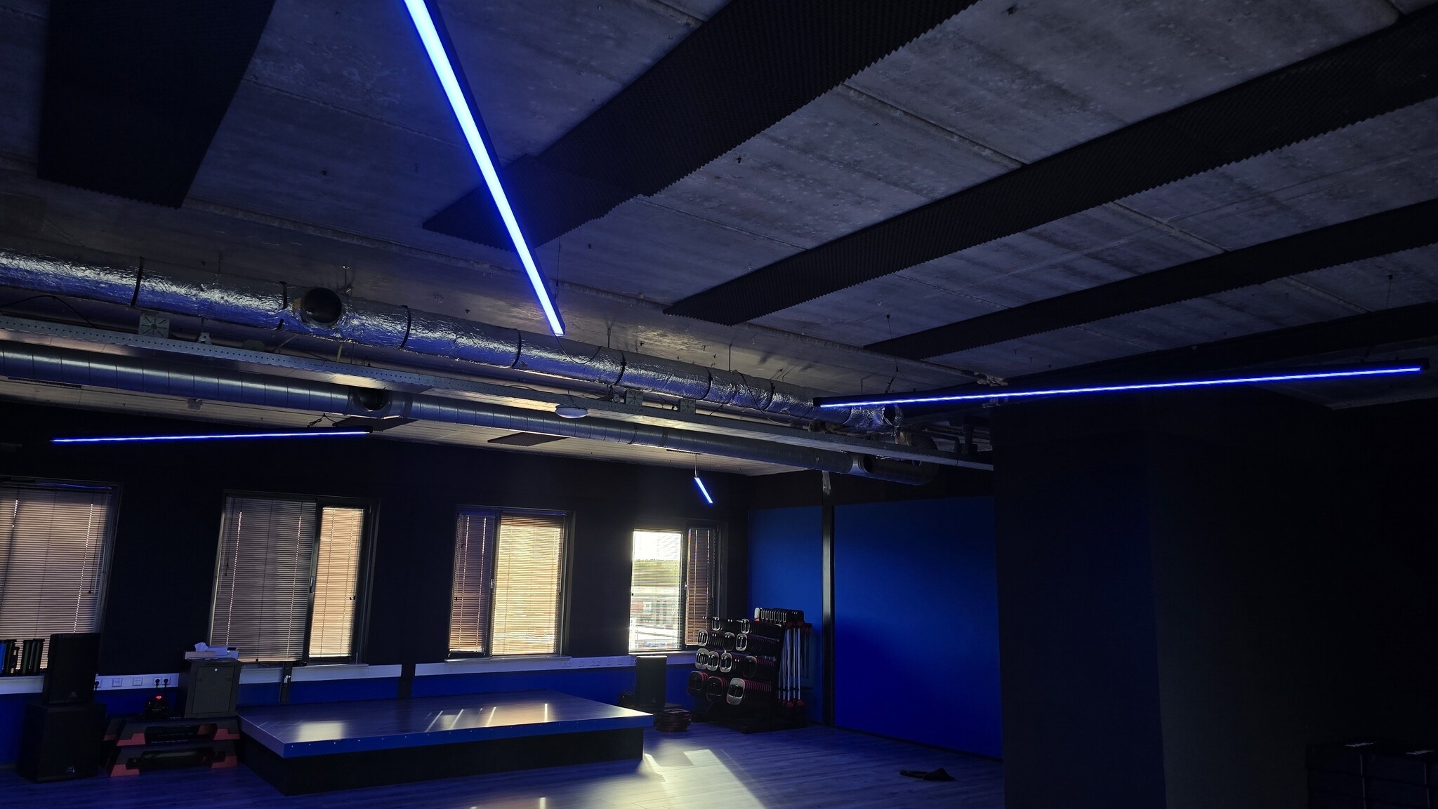 Unieke LED profielen in speelse opstelling bij sportschool Profit te Purmerend