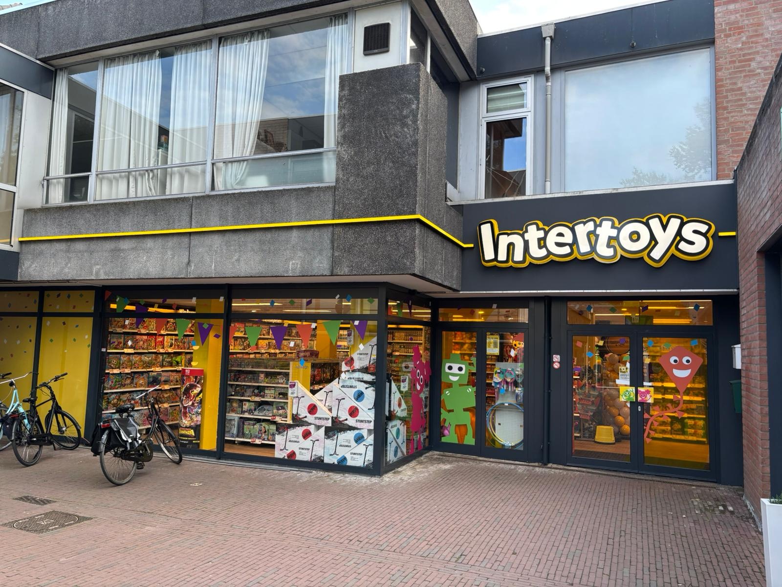 Intertoys Katwijk gevelverlichting en custom lichtlijnen in de huisstijl van onze klant