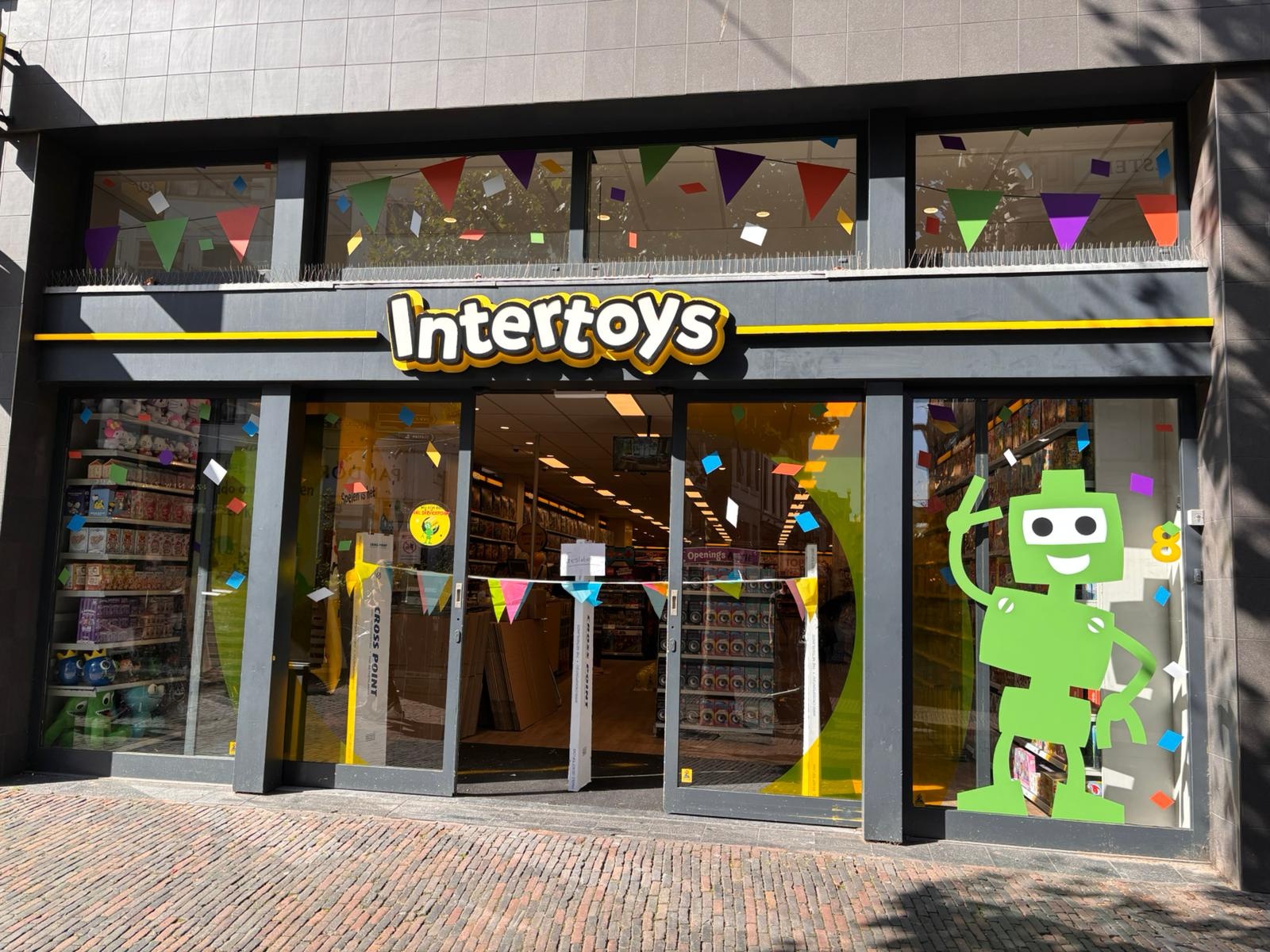 LED strips in combinatie met 4 meter LED profielen langs de gevel - Intertoys Haarlem