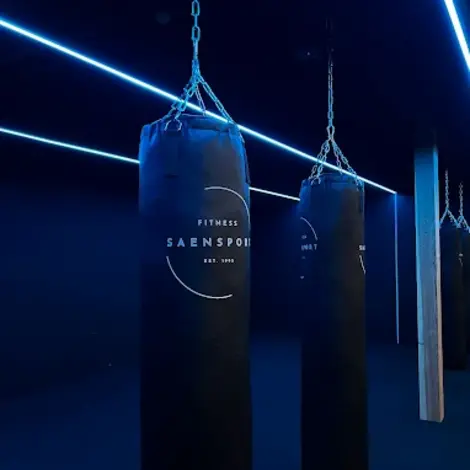 Digitale LED strips gependeld aan het plafond bij Saensport te Zaandam