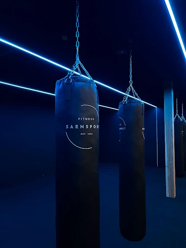 Digitale LED strips gependeld aan het plafond bij Saensport te Zaandam