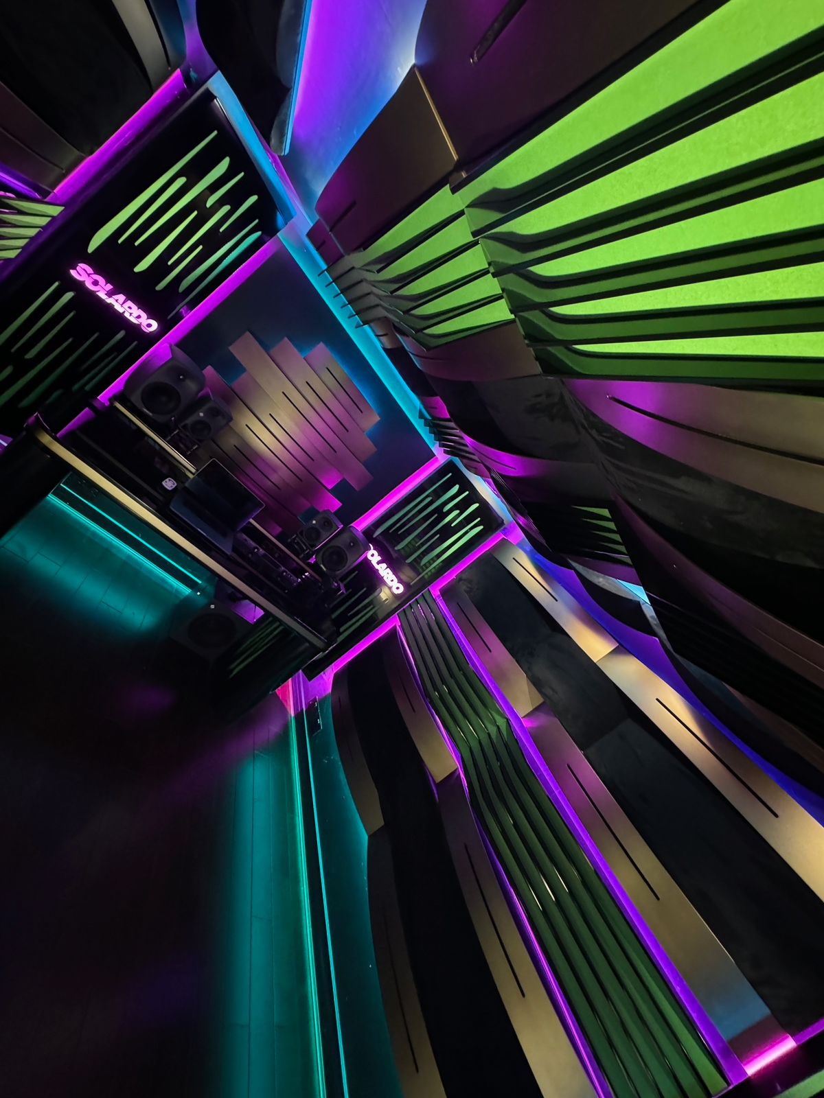 Projektansicht von LED-Beleuchtung Musikstudio Hardwell mit indirekter LED-Beleuchtung