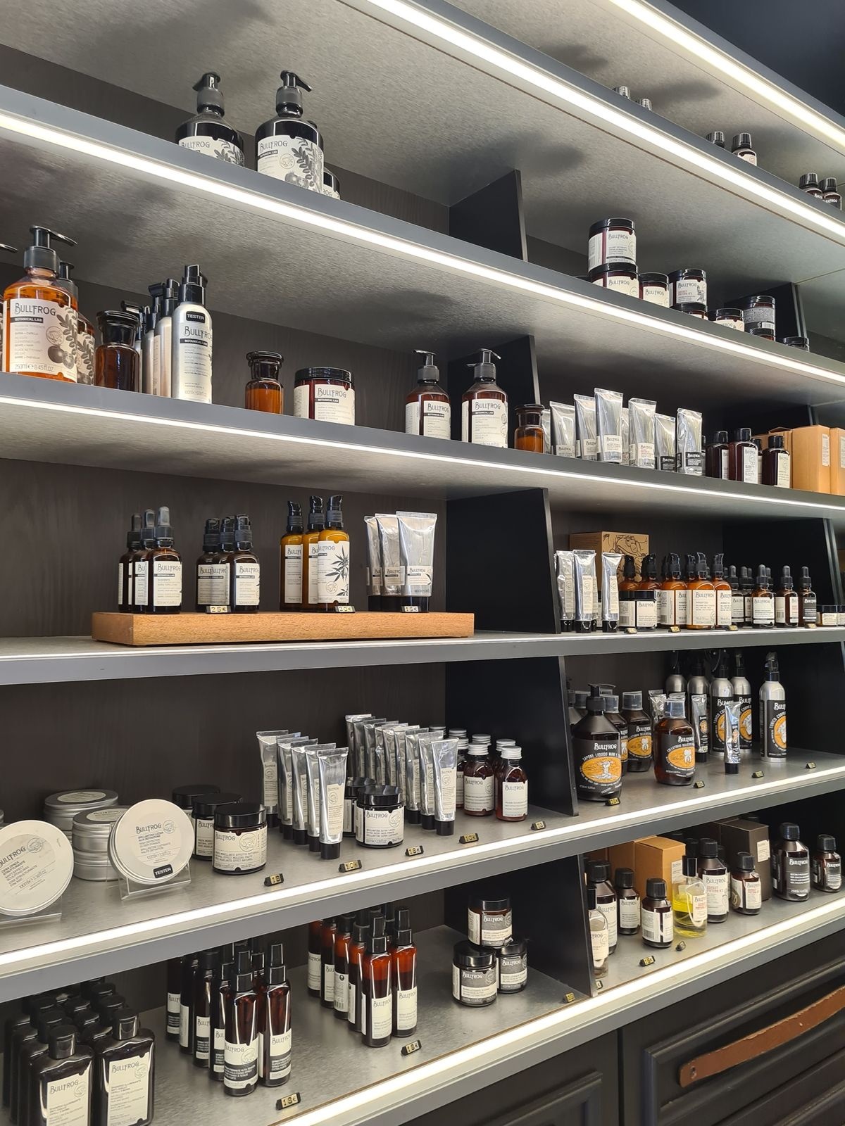 Projectaanzicht van Den Haag winkelinrichting schappen licht met indirecte LED-verlichting