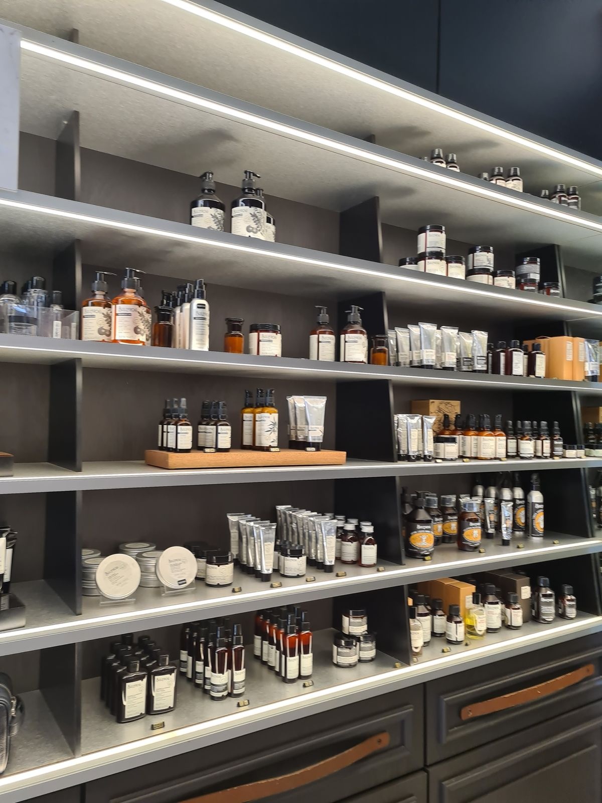 Den Haag winkelinrichting schappen licht met sfeervolle LED-accenten en een hoogwaardige afwerking