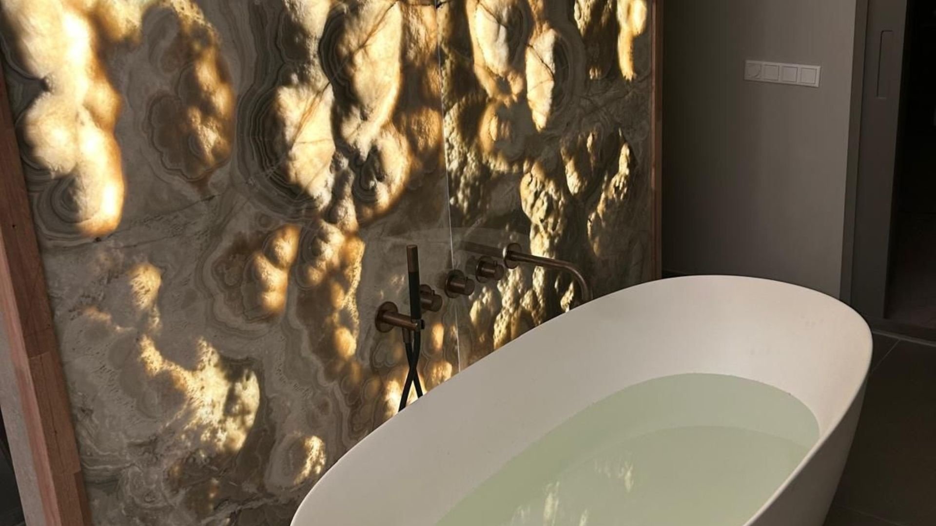 Onyx wand met LED sheets badkamer Den Bosch met professionele LED-verlichting en strakke lichtlijnen