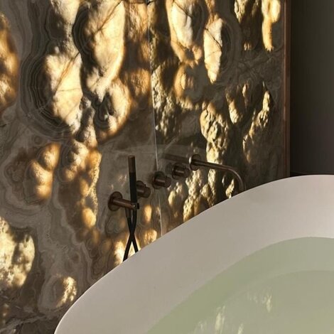 Onyx wand met LED sheets badkamer Den Bosch