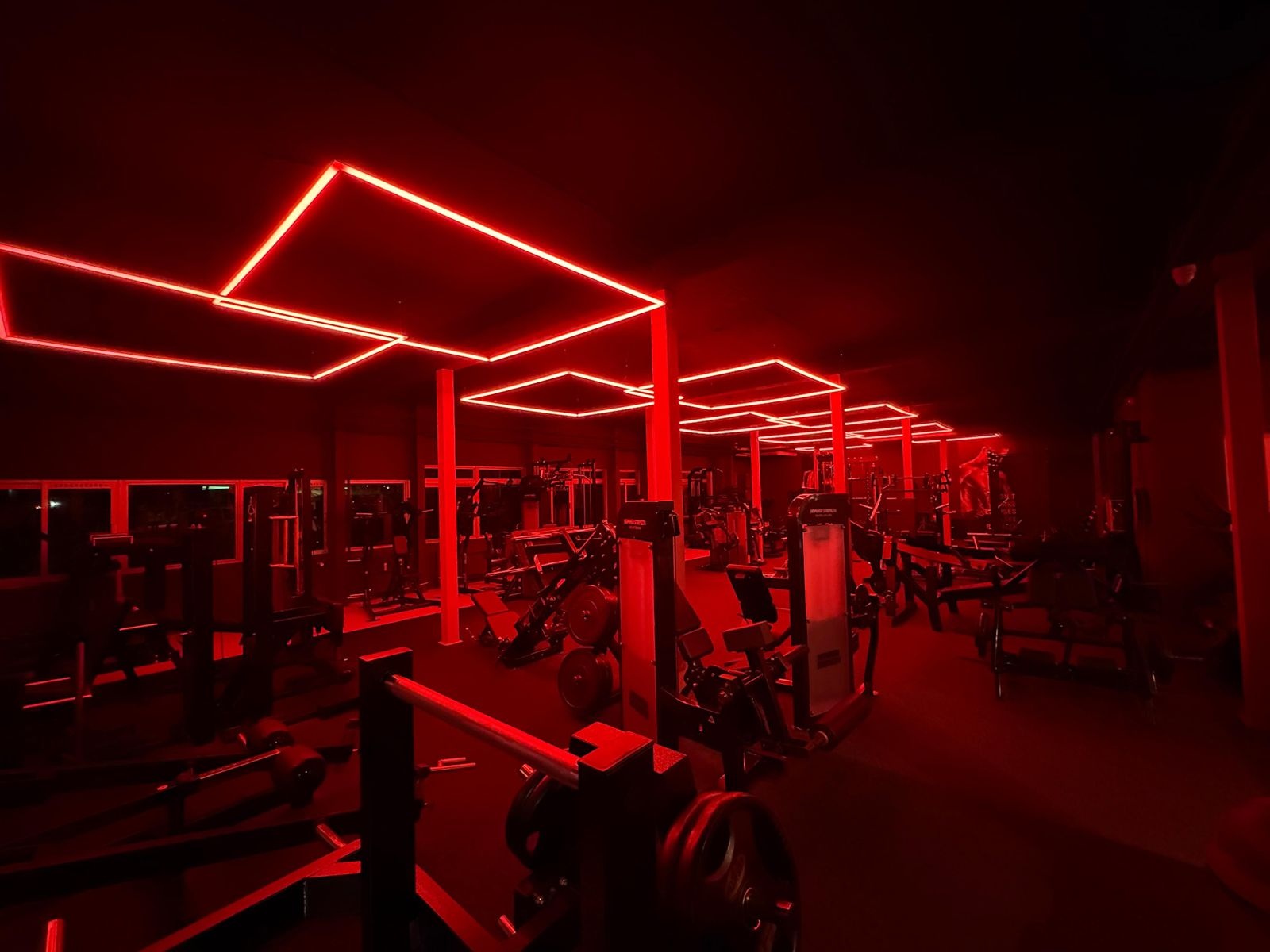 Power Up Gym Sportschool Assen met sfeervolle LED-accenten en een hoogwaardige afwerking