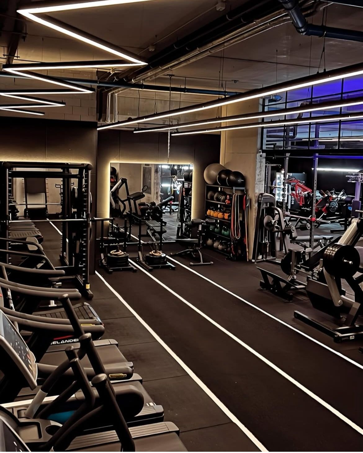 Projectaanzicht van Power Up Gym Sportschool Assen met indirecte LED-verlichting