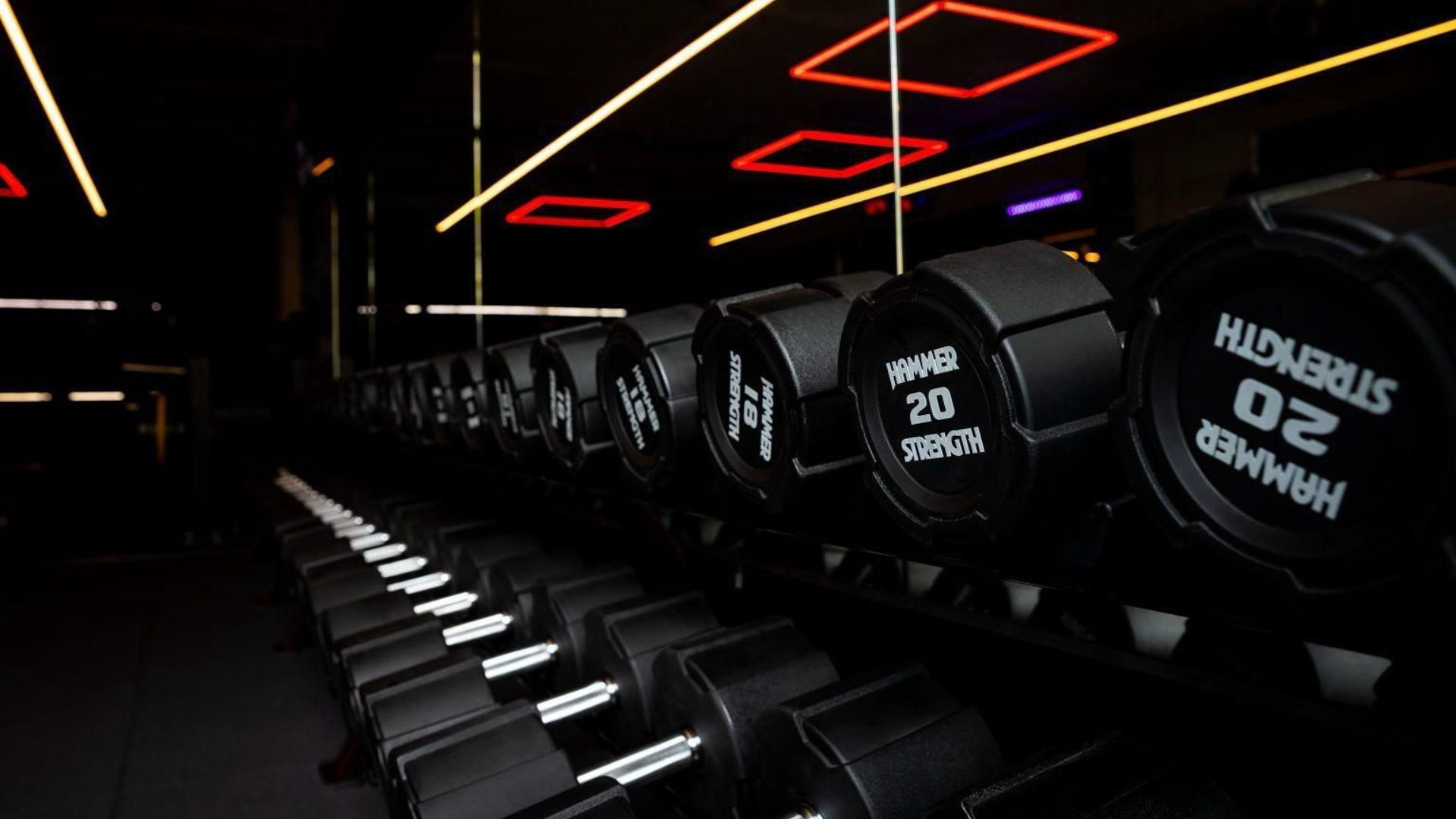 Detailbeeld van Power Up Gym Sportschool Assen met moderne lichtintegratie