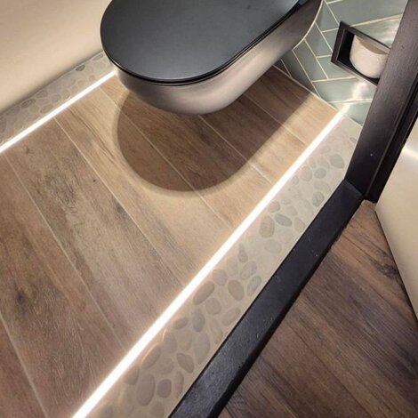 Toiletvloer en wand voorzien van LED profielen en LED strips