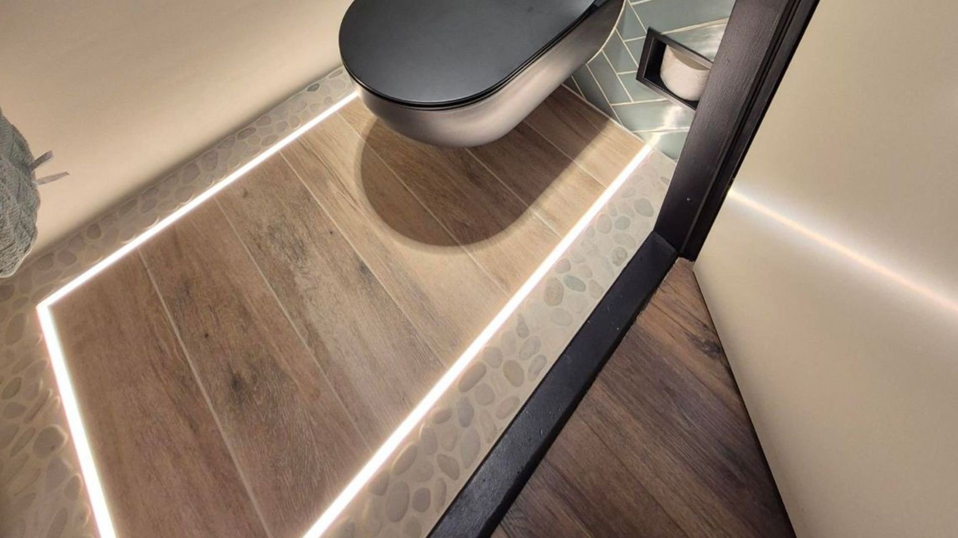 Toiletvloer en wand voorzien van LED profielen en LED strips