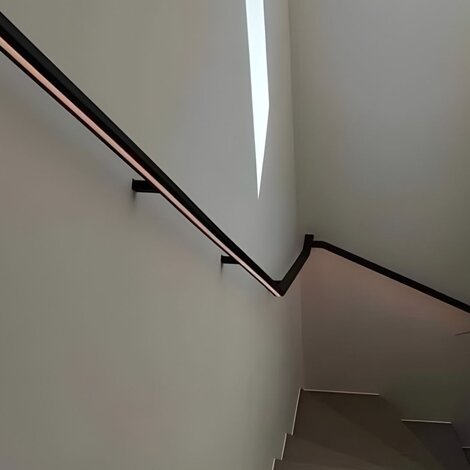 Custom trapverlichting met led trapleuning profielen