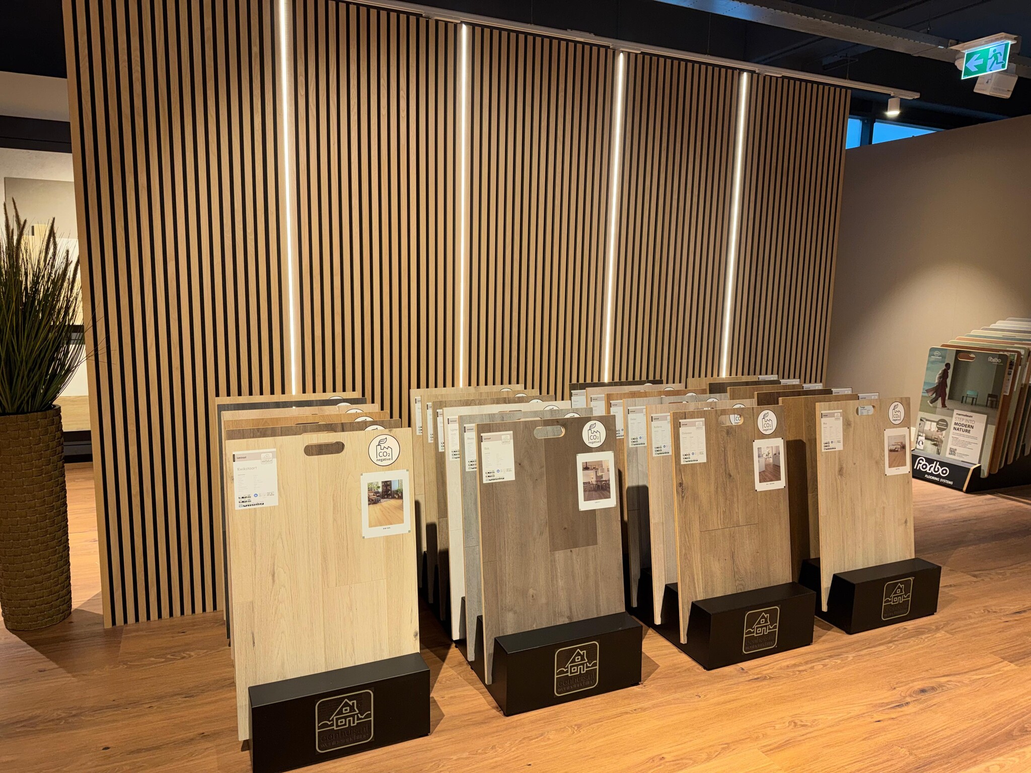 Woninginrichting aan huis Zaanstad: showroom met displays van vloerstalen en houten wandpanelen.