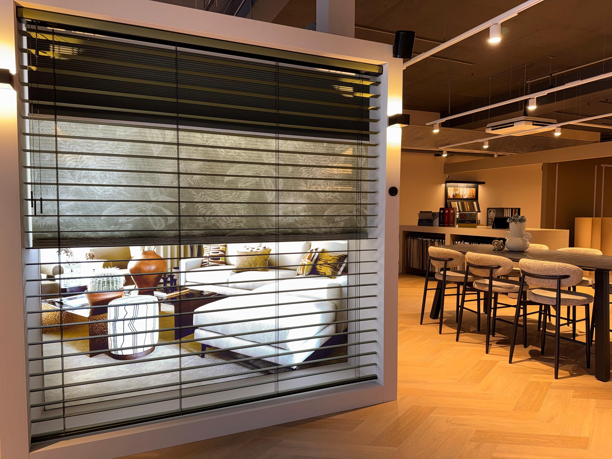 Showroom met jaloezieën en moderne railverlichting. voor Woninginrichting aan huis Zaanstad