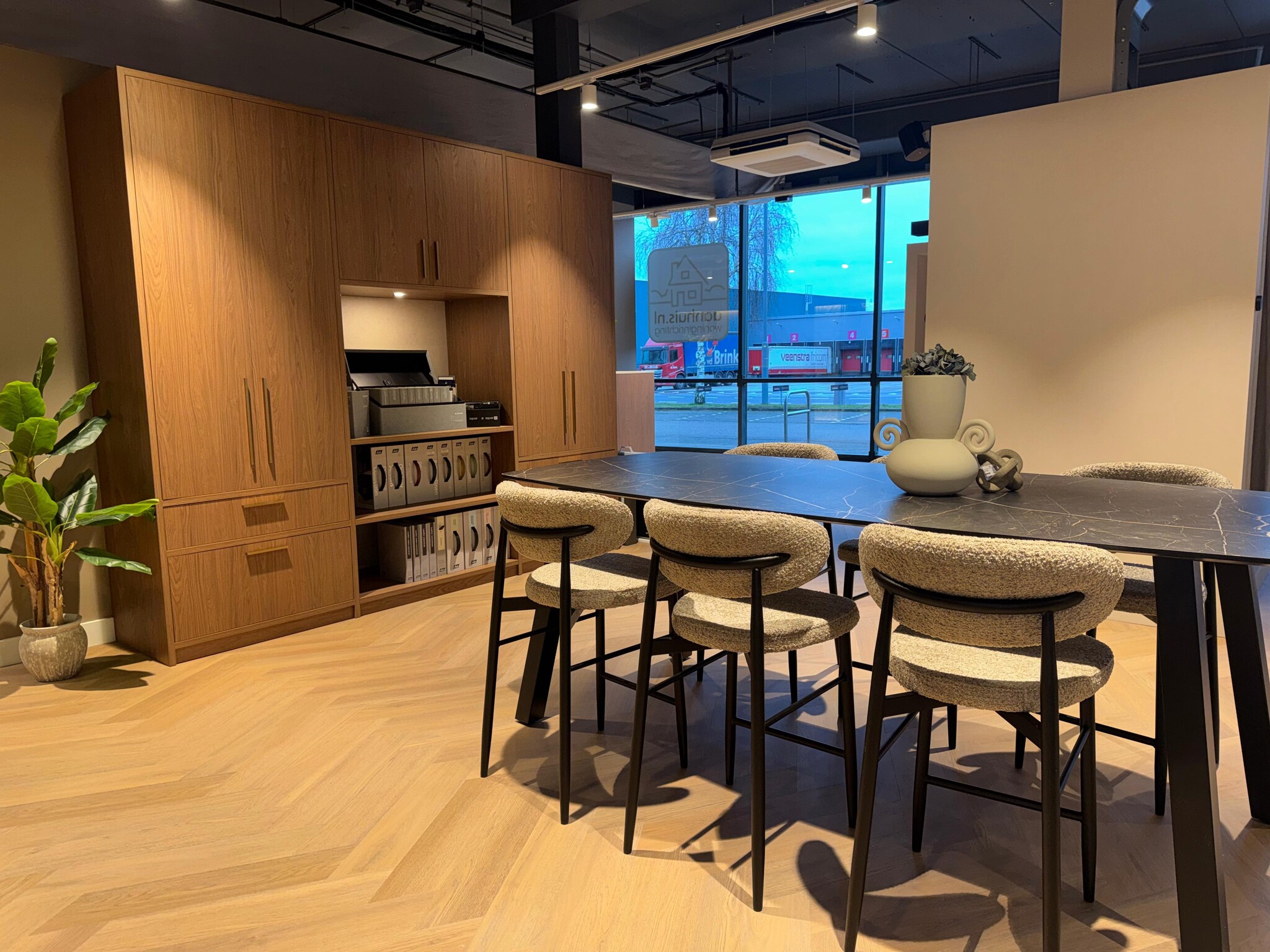 Woninginrichting aan huis Zaanstad met professionele LED-verlichting en strakke lichtlijnen