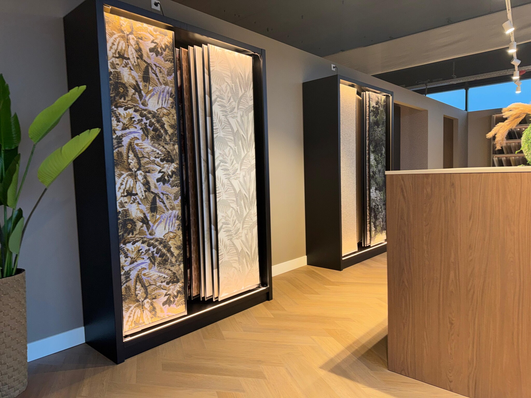 Showroom met moderne behangpresentaties en railverlichting. in Woninginrichting aan huis Zaanstad