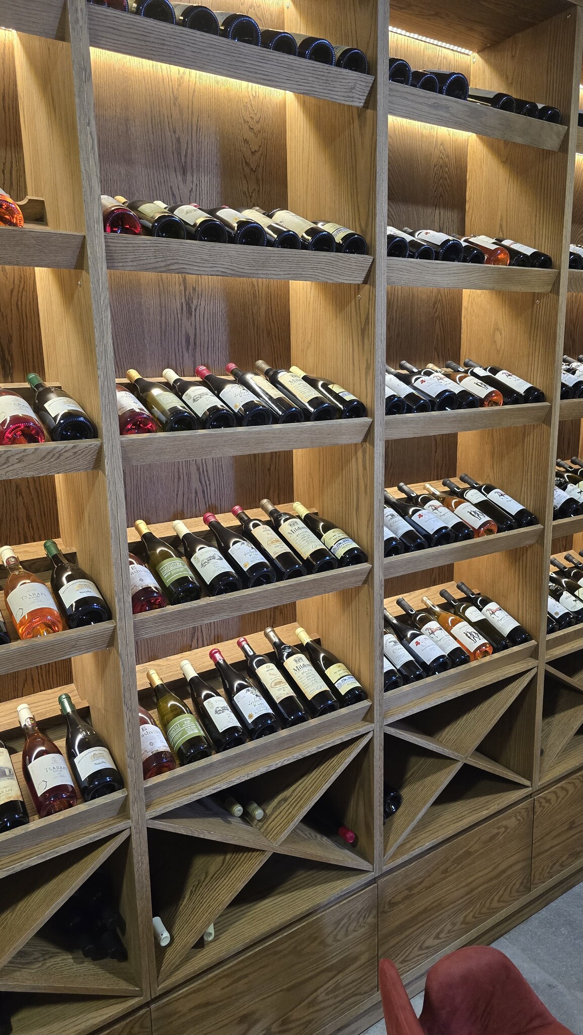 Projectaanzicht van Wijnkasten hotel Limburg met indirecte LED-verlichting