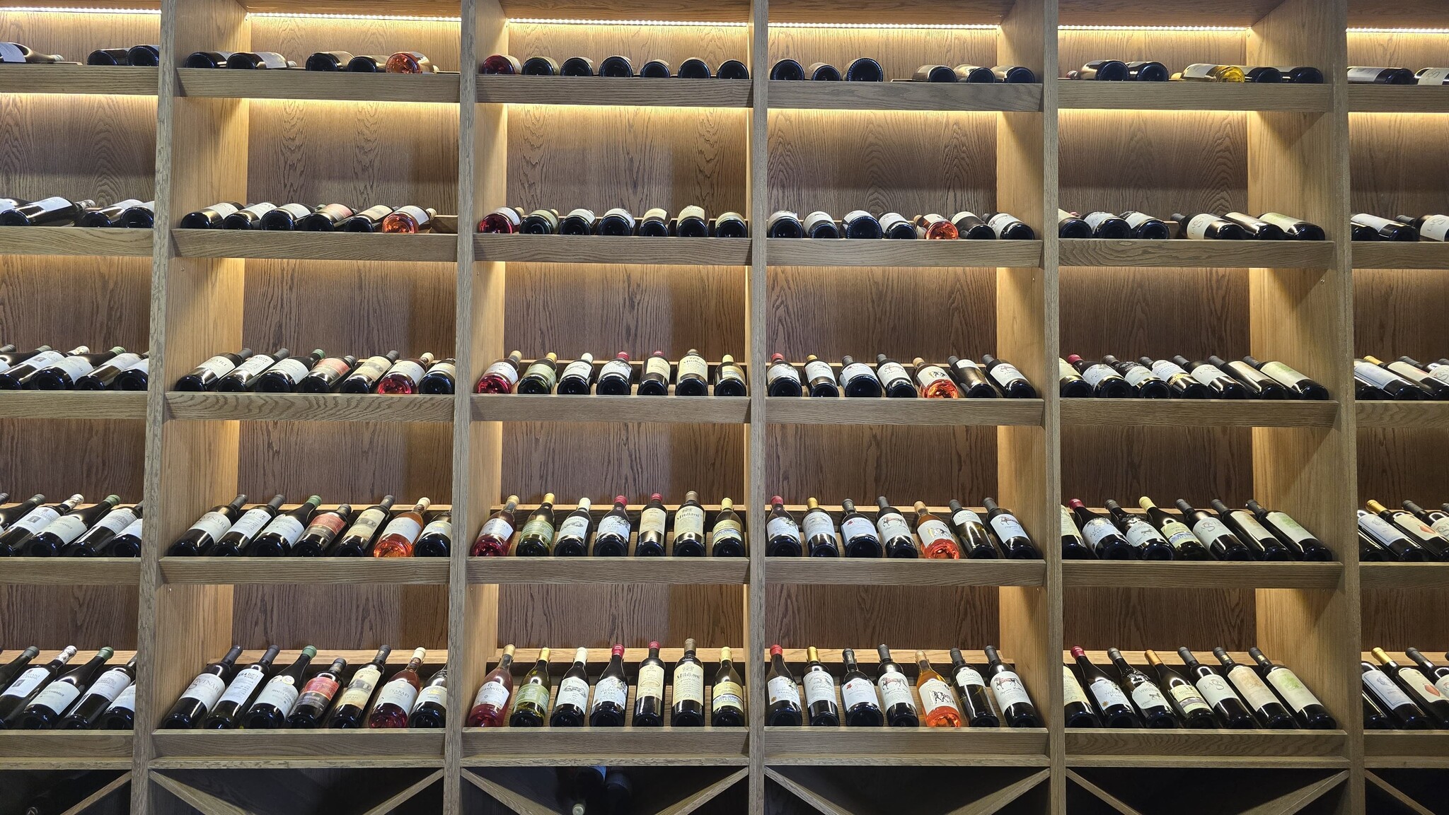 Detailbeeld van Wijnkasten hotel Limburg met moderne lichtintegratie