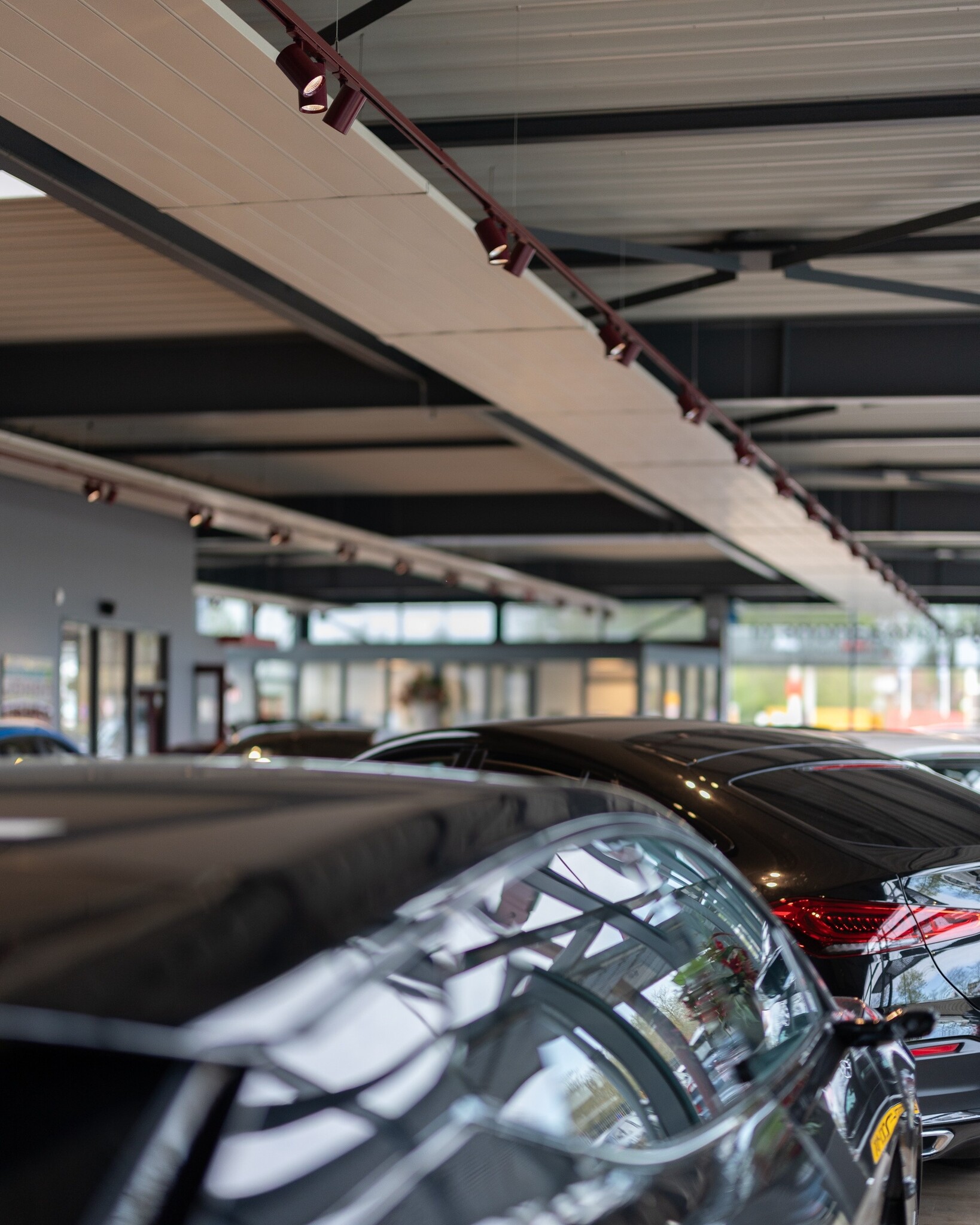 Autoshowroom Johan Meure Purmerend met sfeervolle LED-accenten en een hoogwaardige afwerking
