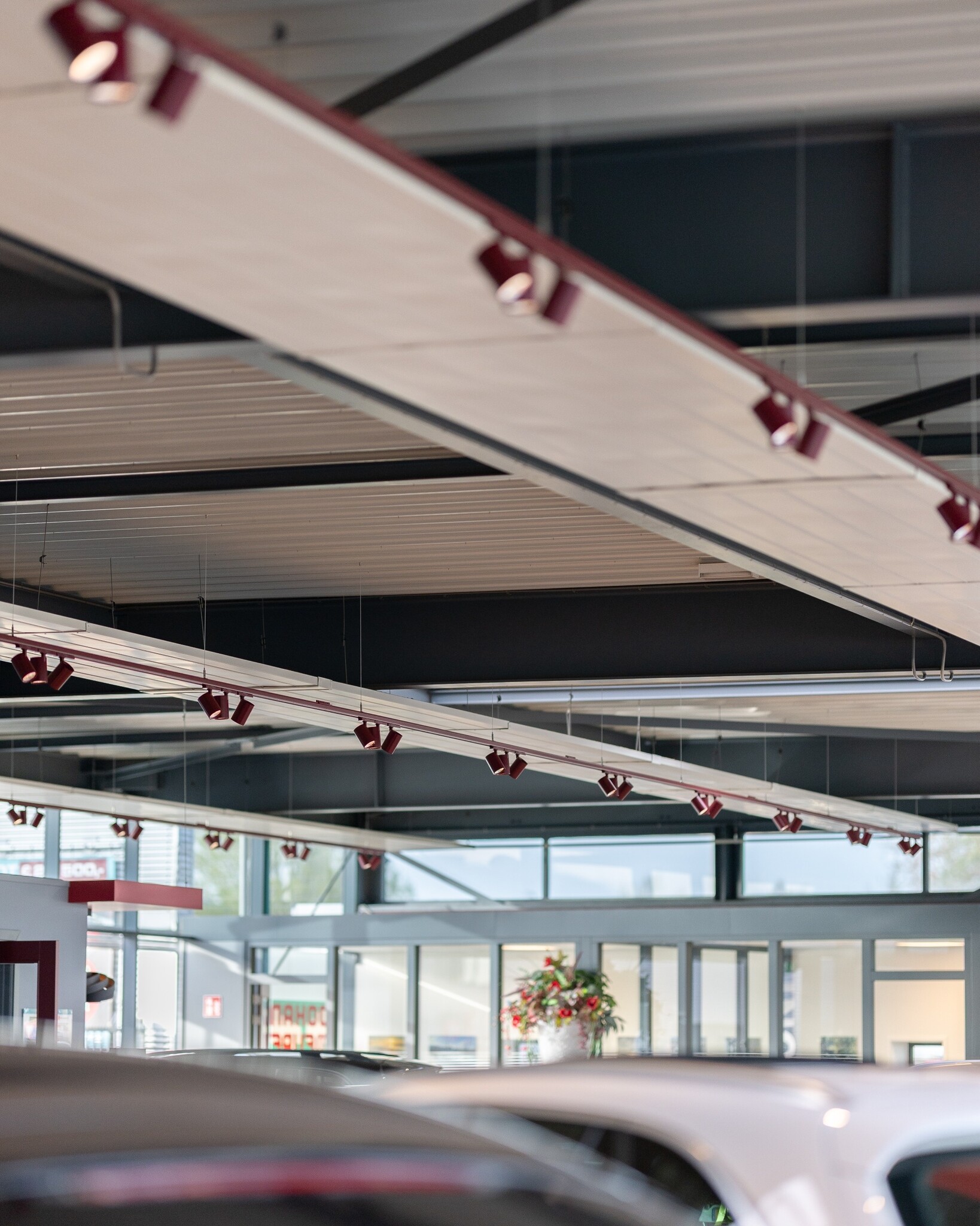 Railverlichting in de autoshowroom van Johan Meure in Purmerend. voor Autoshowroom Johan Meure Purmerend