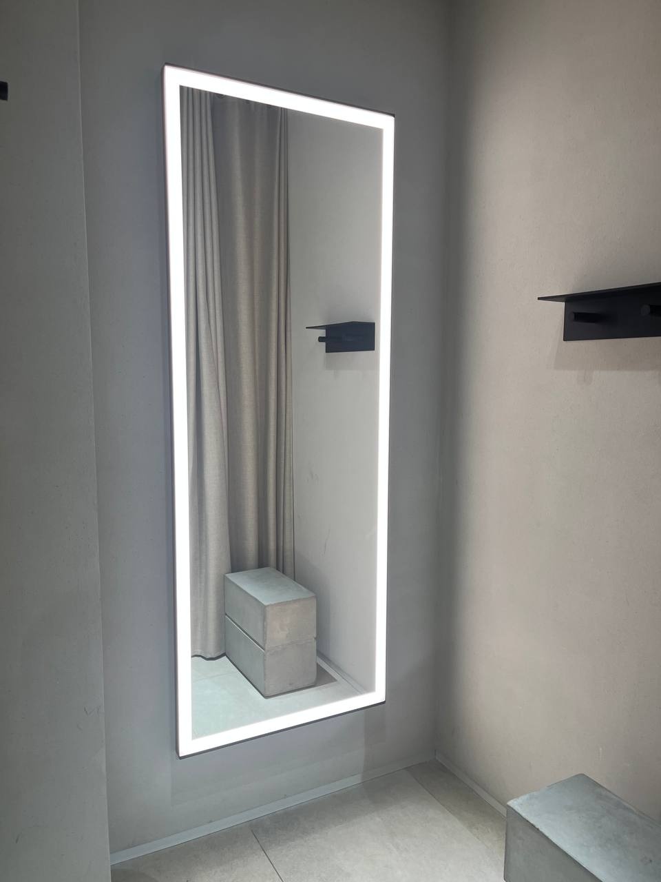 Detailbeeld van Led spiegelverlichting voor kledingwinkel in Batavia Stad met moderne lichtintegratie