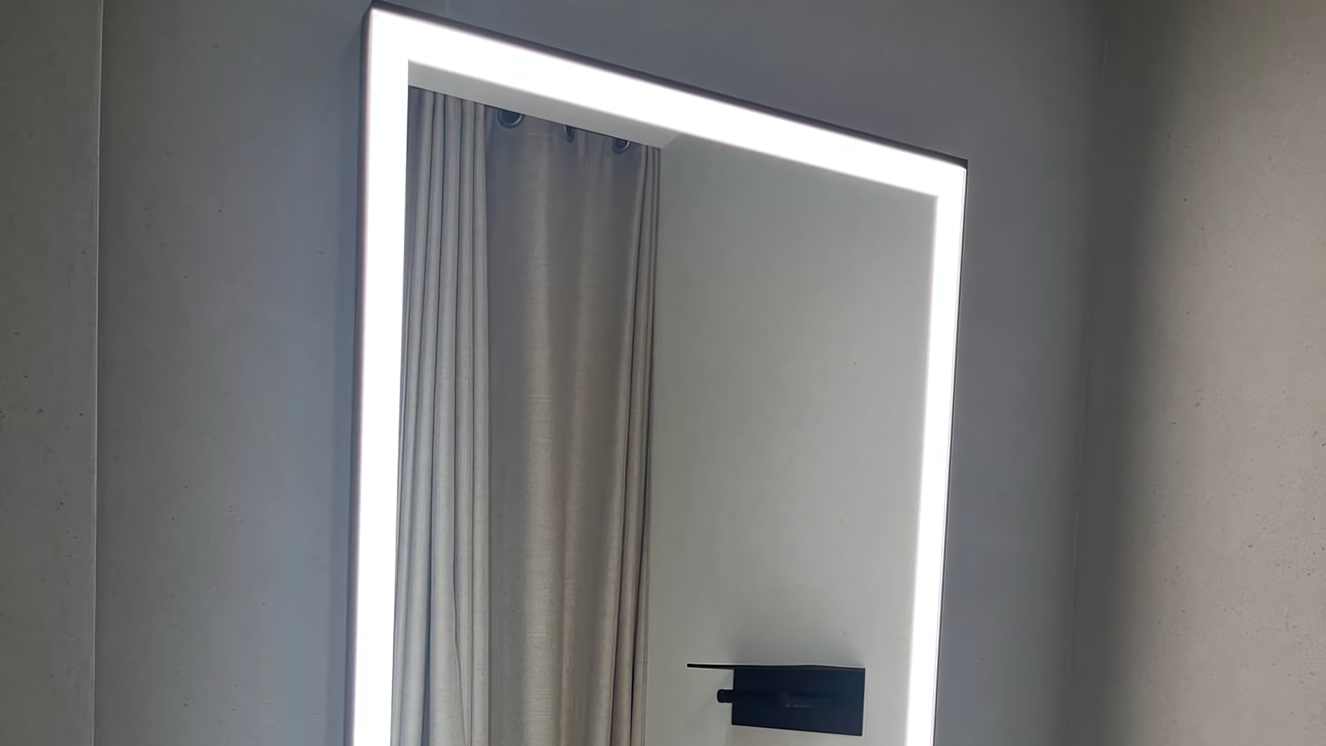 Led spiegelverlichting voor kledingwinkel in Batavia Stad met professionele LED-verlichting en strakke lichtlijnen