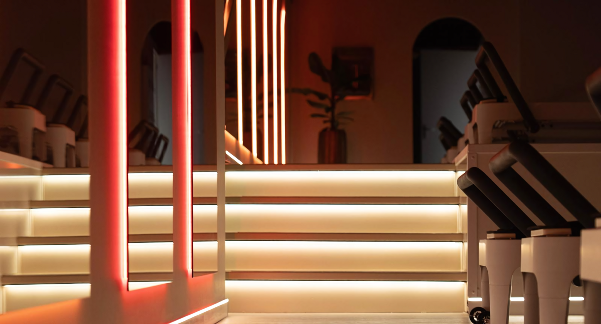 Gebogen LED lichtlijnen voor pilates studio met professionele LED-verlichting en strakke lichtlijnen