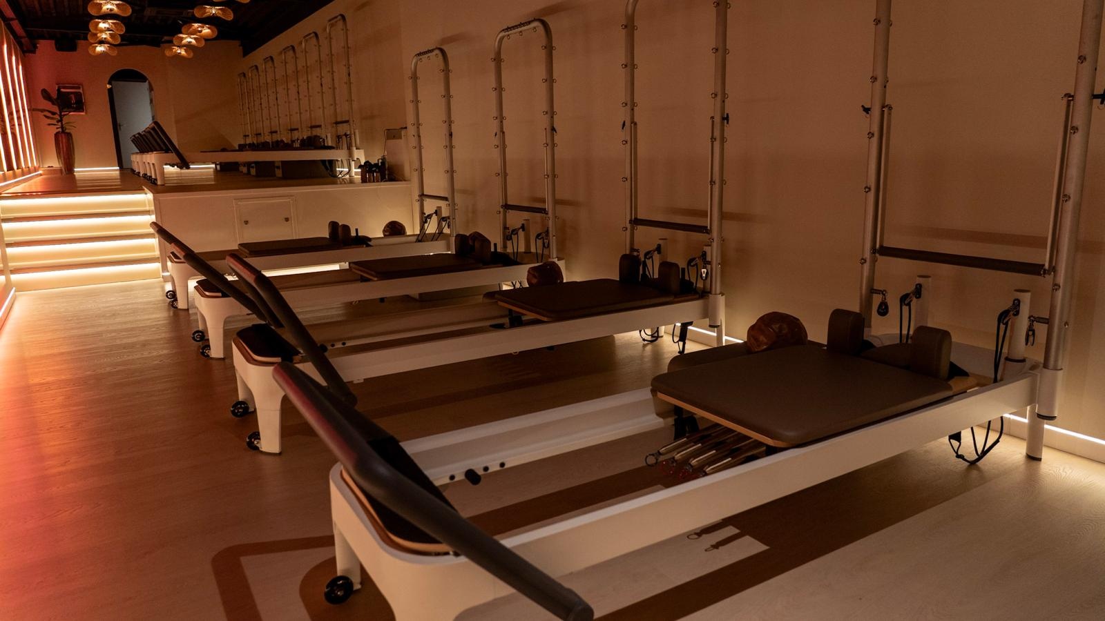Detailbeeld van Gebogen LED lichtlijnen voor pilates studio met moderne lichtintegratie