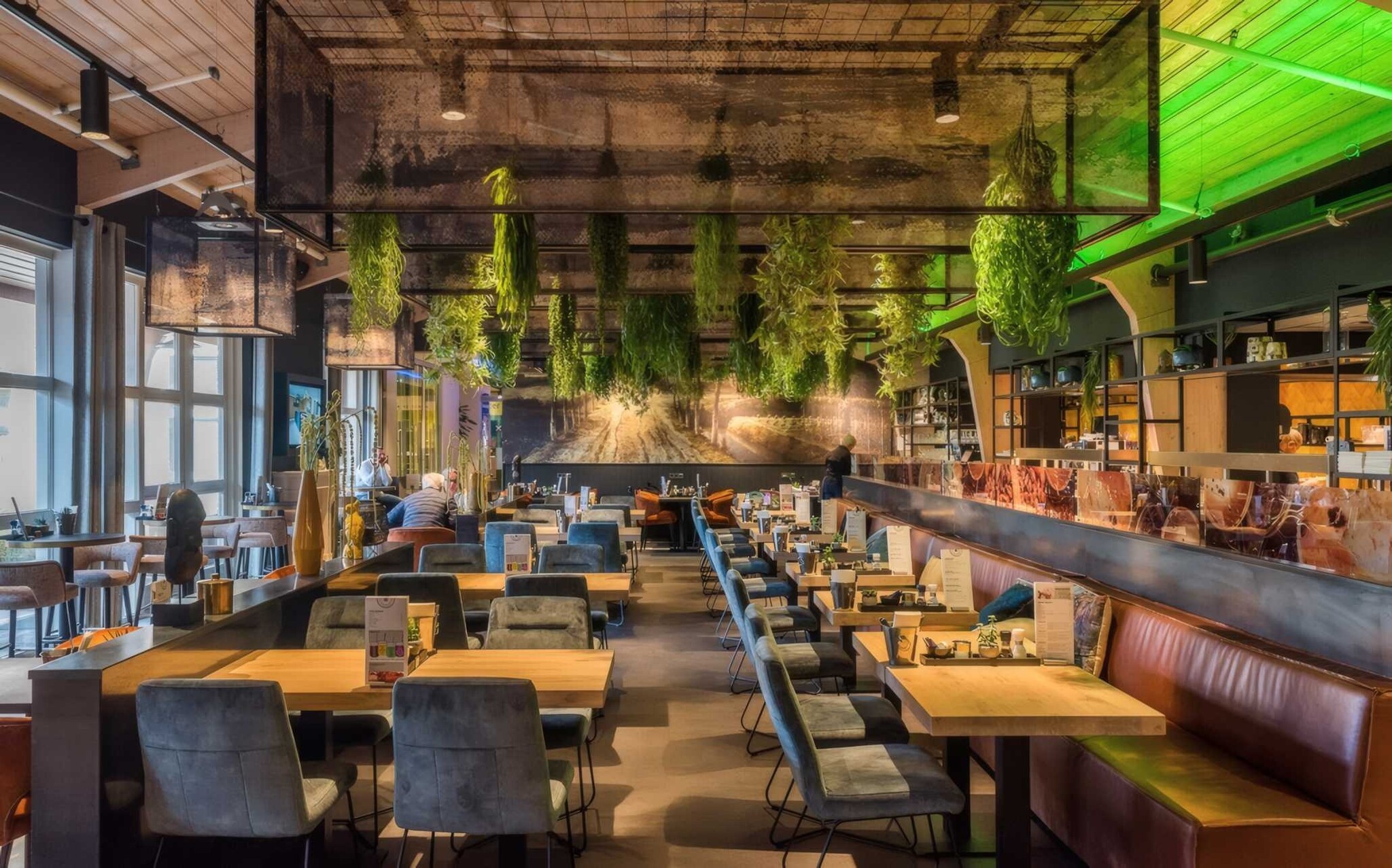 Volledig lichtplan met railverlichting voor Werelds Inside Lunchroom met professionele LED-verlichting en strakke lichtlijnen