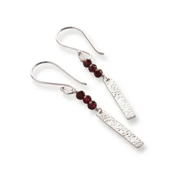 A Beautiful Story Bar Granaat Oorbellen Zilver