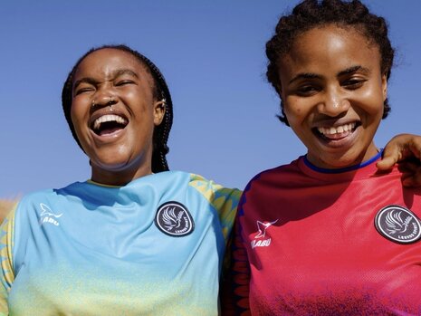 Up To Do Good doneert aan KLABU voor het nieuwe clubhuis in Suriname