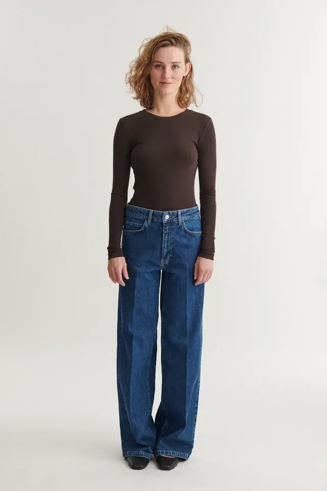 Basic Apparel Basic Apparel Ludmilla LS Tee Chocolate Torte