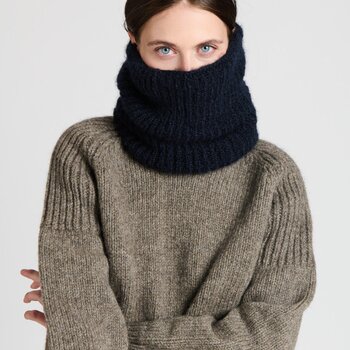 The Knitwit Stable Snood Wijde Blik