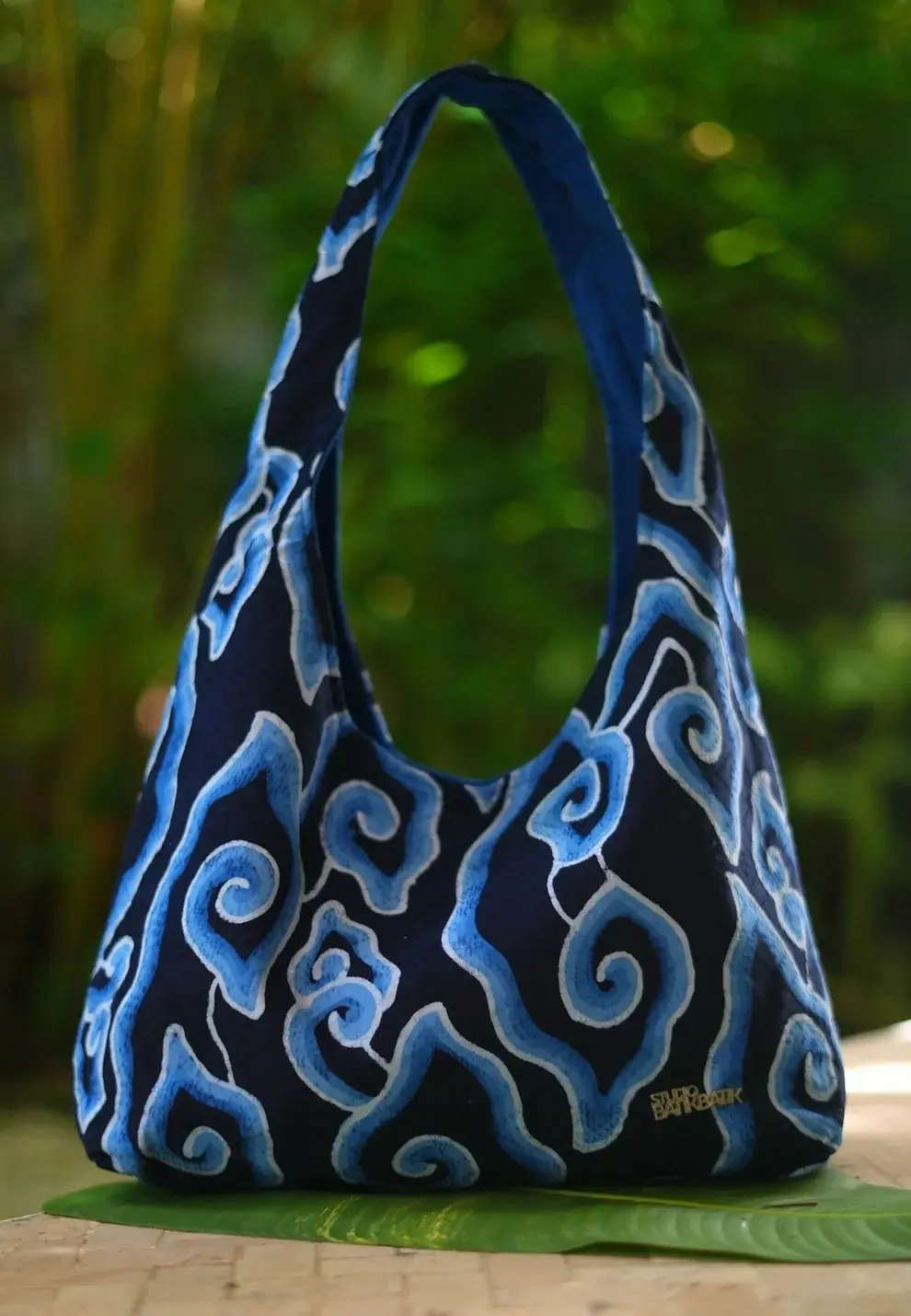 STUDIO BATIK BATIK Studio Batik Batik Joy Bag Mega Mendung Blue