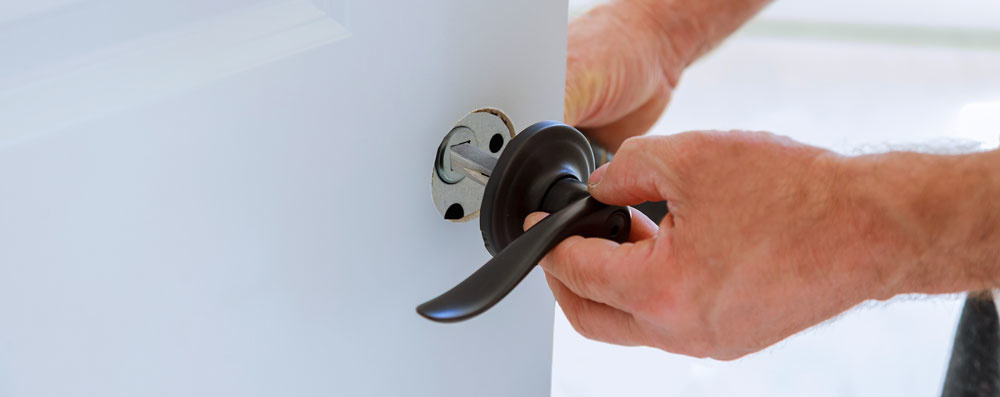 Mijn deurklink komt los, hoe los ik dit op?