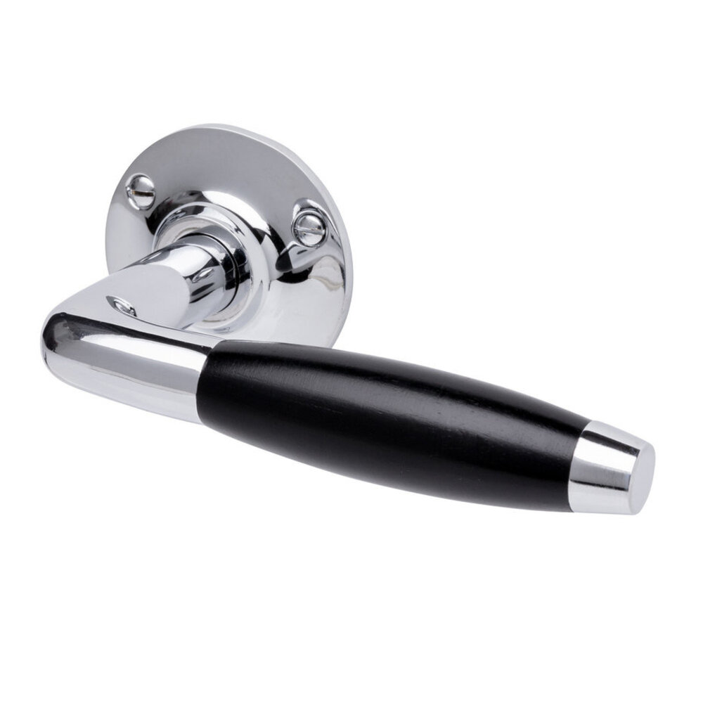 De Oude Deurklink Geveerde klassieke deurklink op rond rozet in glanzend nikkel De Oude Deurklink Geveerde klassieke deurklink op rond rozet in glanzend nikkel