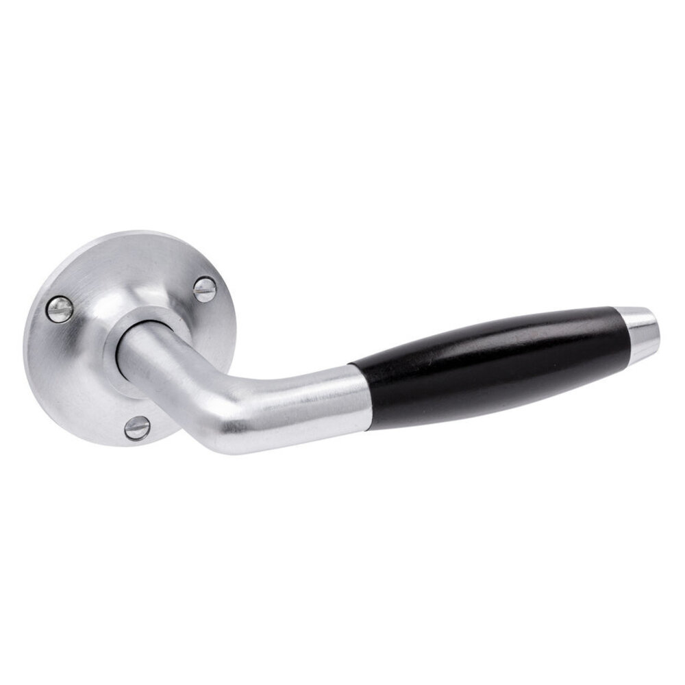 De Oude Deurklink Geveerde klassieke deurklink op rond rozet in mat nikkel