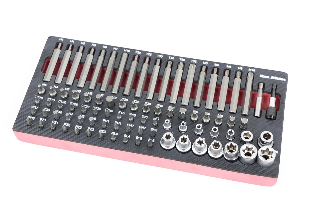 Ensemble de 85 embouts dans un insert en mousse avec un aspect carbone.