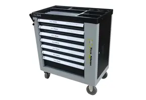 Chariot à outils TM rempli de 262 pièces avec 7 tiroirs et porte avec inserts en mousse.