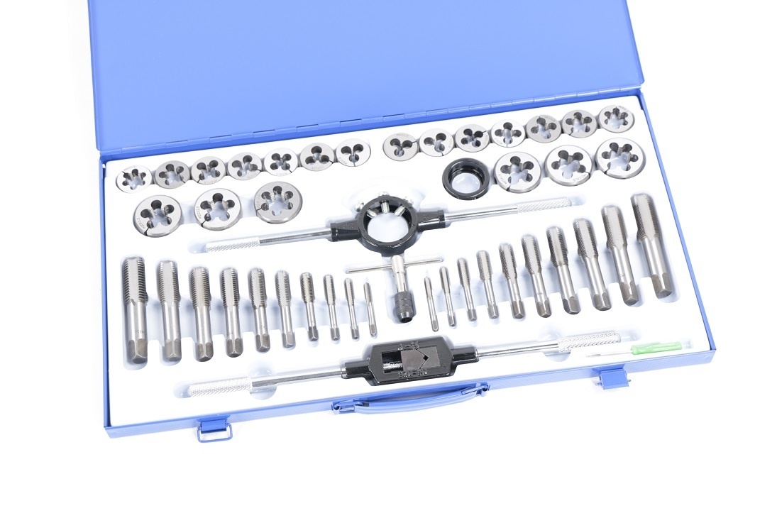 Ensemble de 45 pièces de tarauds et filières métriques M6-24 TM.