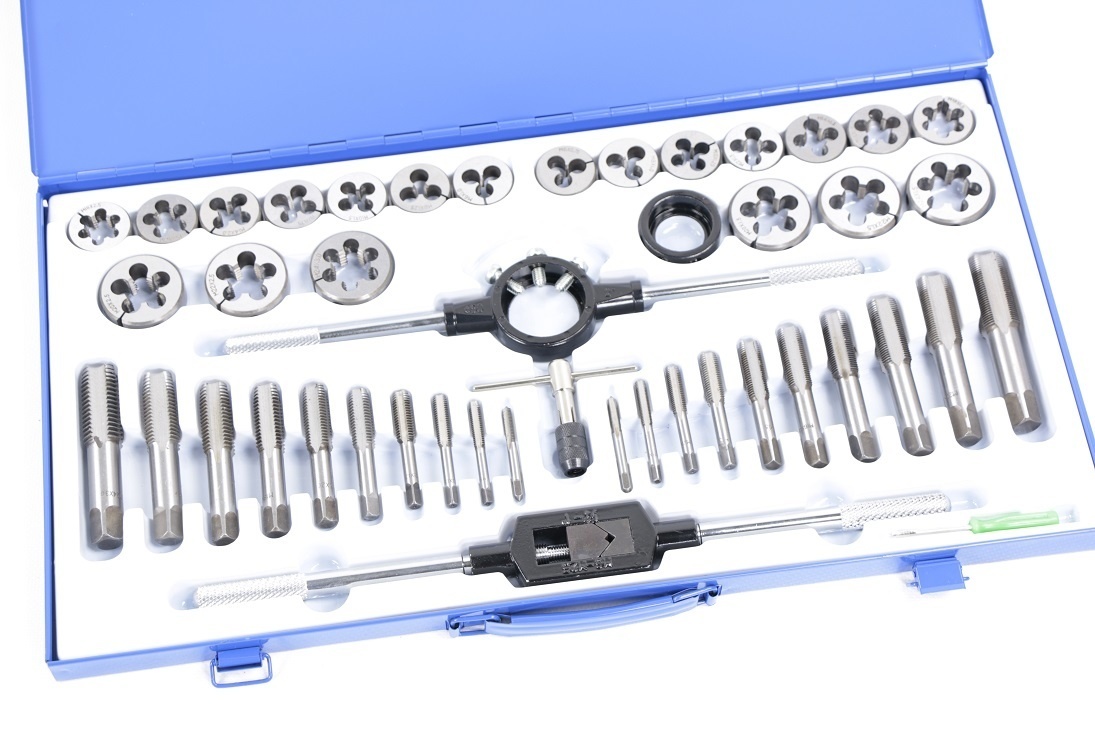 Ensemble de 45 pièces de tarauds et filières métriques M6-24 TM.