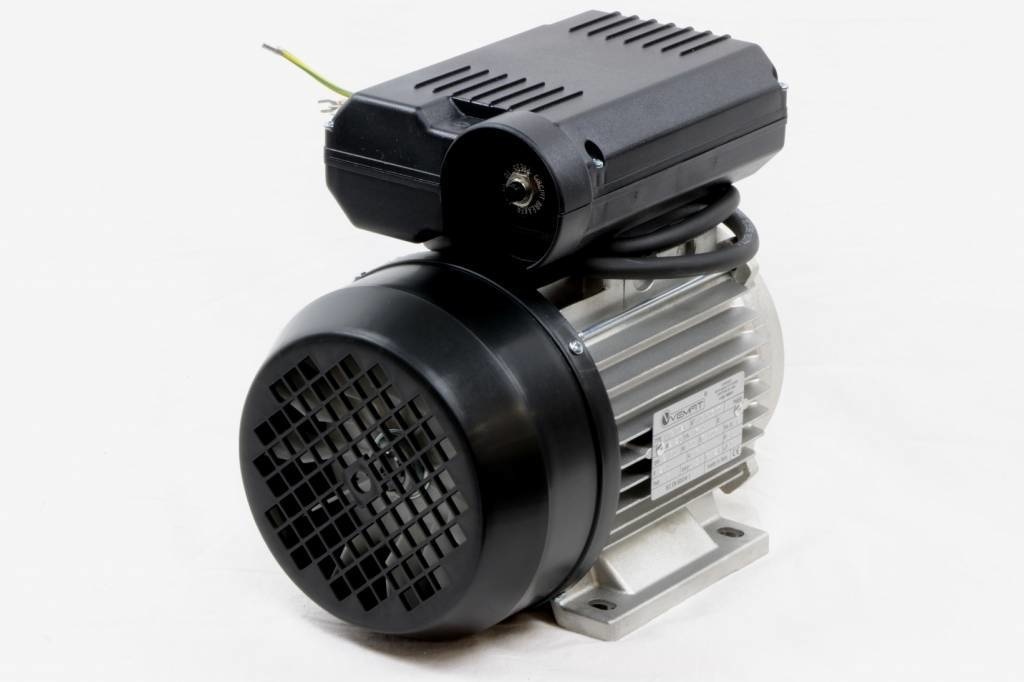 Le moteur électrique est un moteur d'une puissance de 2,0 chevaux (HP) ou 1,5 kW, fonctionnant sous une tension de 230 volts à une fréquence de 50 Hz.