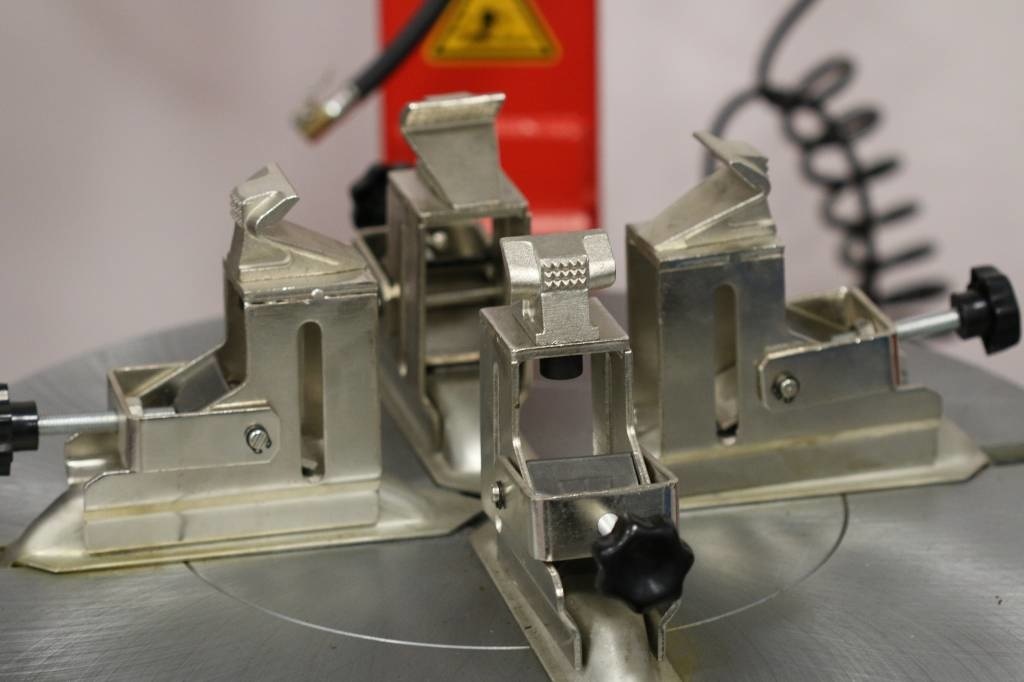 Griffes pour les pneus de moto