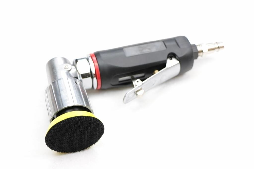 Ce puissant outil pneumatique est équipé d'une ponceuse excentrique de 50 mm avec système de fixation par bande velcro.