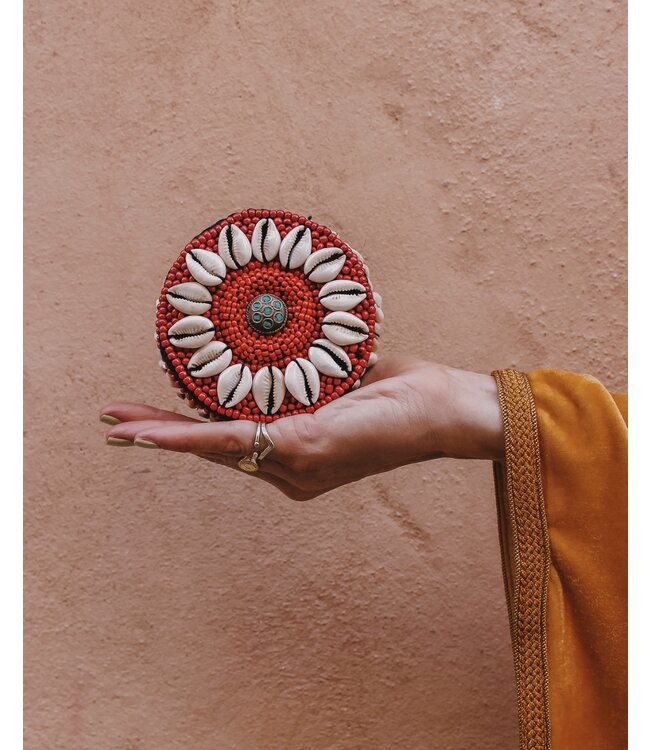 Opbergdoosje met kralen en cowrie schelpen | S