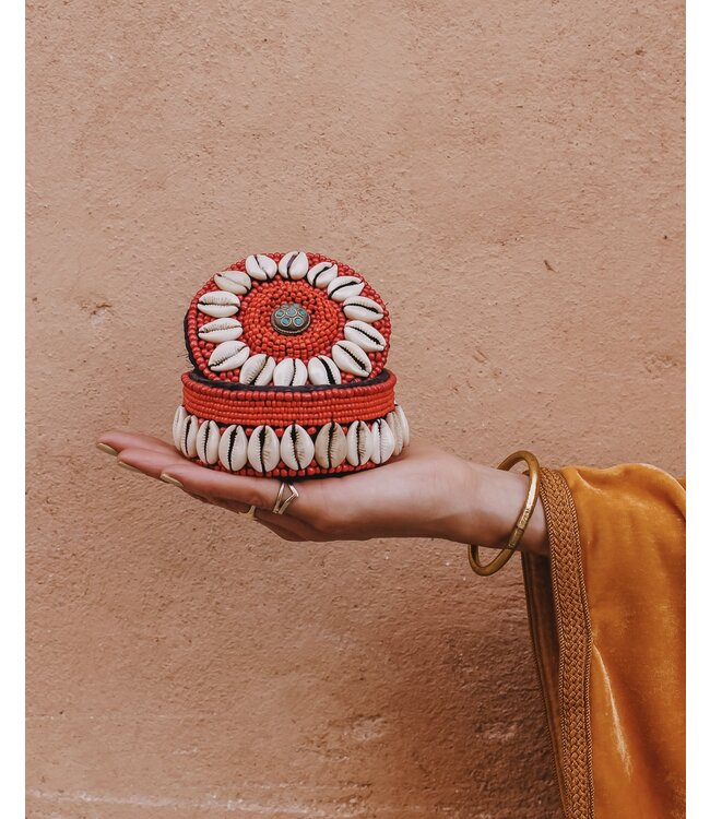 Opbergdoosje met kralen en cowrie schelpen | S