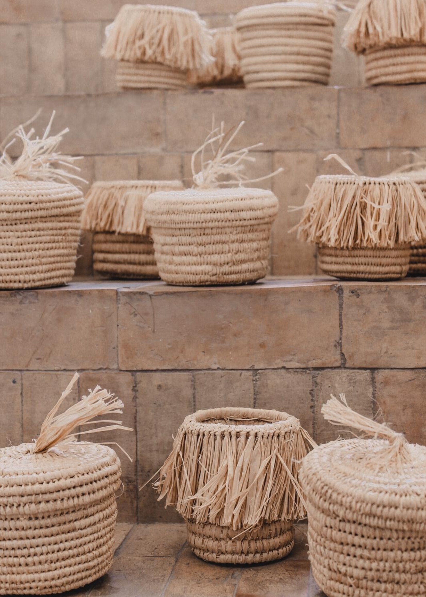 Raffia mandje met deksel en tassel