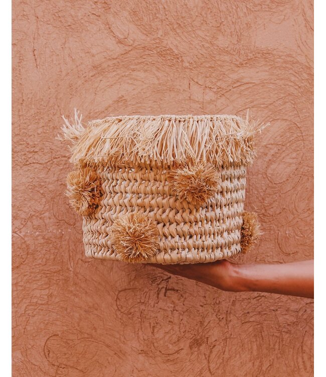 Raffia fringe pompom mand